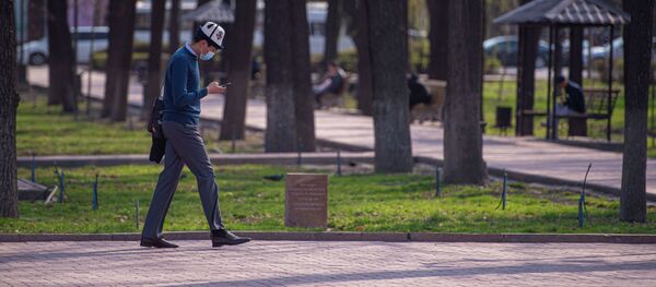 Мужчина в медицинской маске идет по улице - Sputnik Кыргызстан