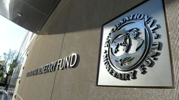 Табличка с логотипом Международного валютного фонда на стене здания МВФ. Архивное фото - Sputnik Кыргызстан
