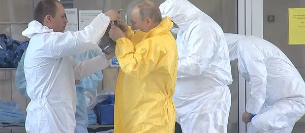 Видео Путина в защитном костюме — посетил больницу с зараженными СOVID-19 - Sputnik Кыргызстан