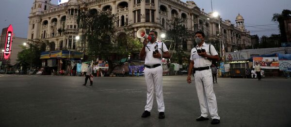 Сотрудники полиции Индии объявляют о полной изоляции из-за вспышки коронавируса, Западная Бенгалия. 23 марта 2020 года - Sputnik Кыргызстан