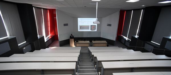 Преподаватель проводит онлайн урок в аудитории. Архивное фото Преподаватель проводит онлайн урок в аудитории. Архивное фото - Sputnik Кыргызстан