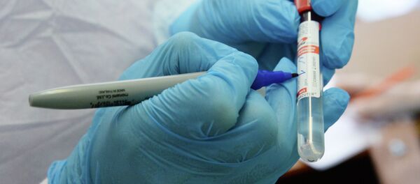 Дарыгер коронавируска проба алып жатат Дарыгер коронавируска проба алып жатат - Sputnik Кыргызстан