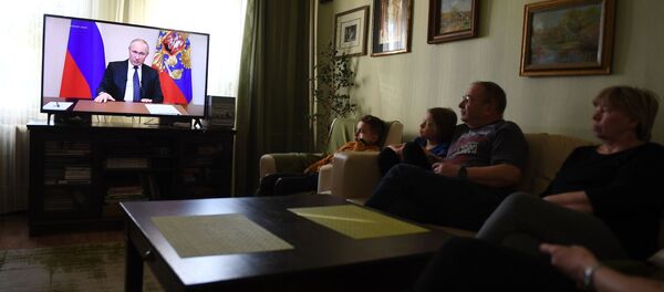 Трансляция обращения президента России В. Путина к гражданам из-за ситуации с коронавирусом - Sputnik Кыргызстан