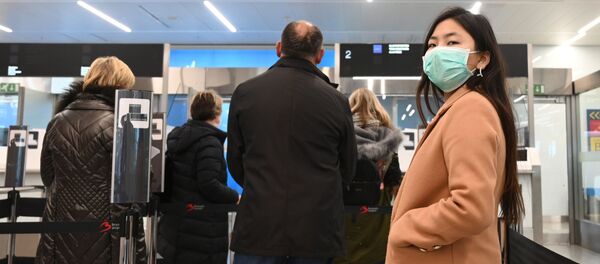 Медициналык беткапчан жүргүнчүлөр аэропорттун каттоо зонасында. Архив Медициналык беткапчан жүргүнчүлөр аэропорттун каттоо зонасында. Архив - Sputnik Кыргызстан