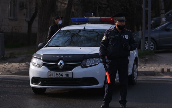 Сотрудники милиции заворачивают транспорт. - Sputnik Кыргызстан