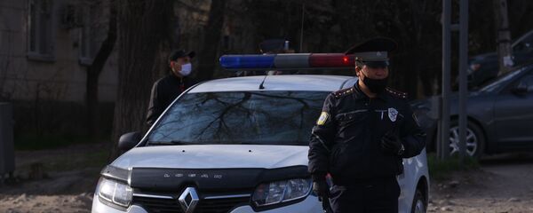 Курчалган аянтта милиция кызматкери. Архив - Sputnik Кыргызстан