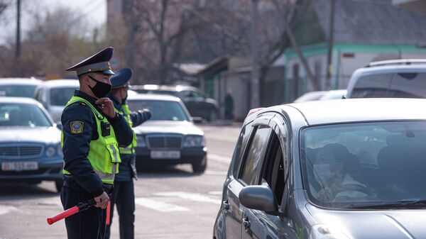 Сотрудники патрульной милиции на оцепляют улицы в Бишкеке - Sputnik Кыргызстан