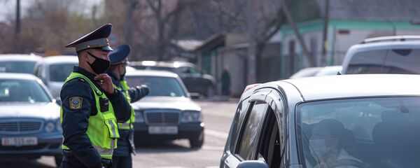 Сотрудники патрульной милиции на оцепленном квадрате. Архивное фото - Sputnik Кыргызстан