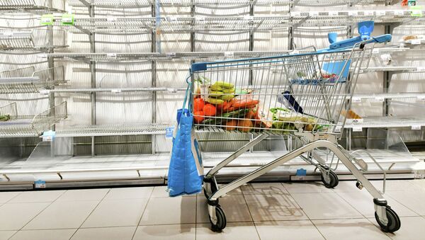 Корзина с продуктами на фоне пустых полок в супермаркете - Sputnik Кыргызстан
