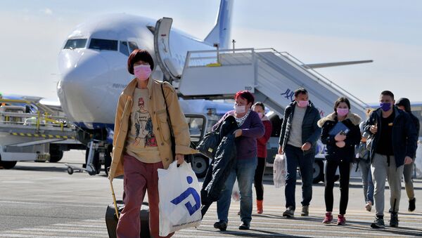 Пассажиры в защитных масках в аэропрту - Sputnik Кыргызстан