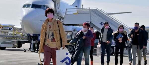 Пассажиры в защитных масках в аэропрту Пассажиры в защитных масках в аэропрту - Sputnik Кыргызстан