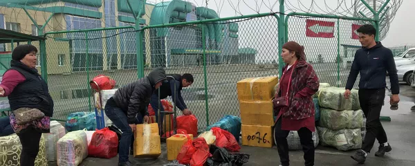 Торговцы упаковывают свои товары за пределами специальной торговой зоны вдоль границы Казахстана с Китаем возле Хоргоса Торговцы упаковывают свои товары за пределами специальной торговой зоны вдоль границы Казахстана с Китаем возле Хоргоса - Sputnik Кыргызстан
