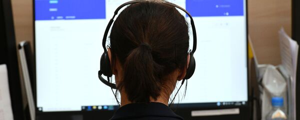 Колл-центрде иштеген кыз, жумуш учурунда. Архив Колл-центрде иштеген кыз, жумуш учурунда. Архив - Sputnik Кыргызстан