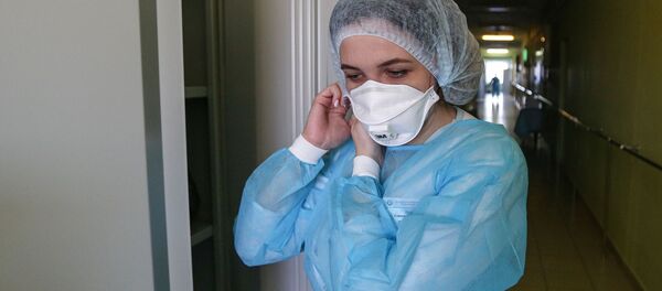 Дарыгер коопсуз костюмчан жаана бет капчан областтык ооруканада иш учурунда. Архив - Sputnik Кыргызстан