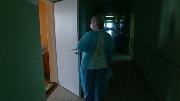 Медсестра в инфекционном отделении больницы. Архивное фото - Sputnik Кыргызстан