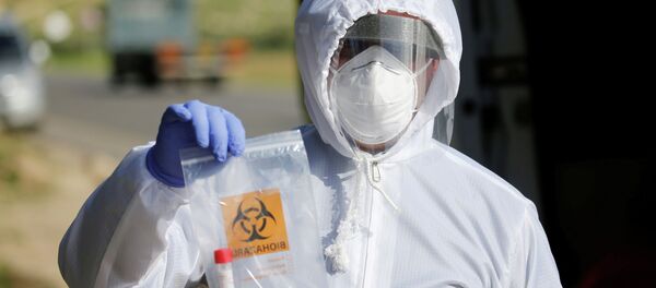 Медицинский работник с анализом на коронавирус COVID-19 - Sputnik Кыргызстан