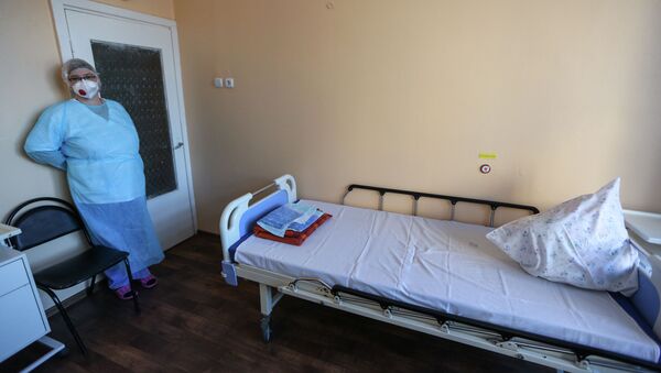 Медицинская сестра в палате для обсервации пациентов в инфекционном отделении больницы. Архив - Sputnik Кыргызстан