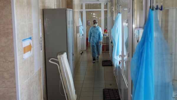 Врач в инфекционном отделении больницы. Архивное фото - Sputnik Кыргызстан
