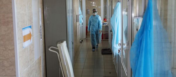 Дарыгер ооруканадан чыгып бара жатат. Архив - Sputnik Кыргызстан