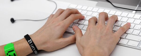 Парень за компьютером. Архивное фото Парень за компьютером. Архивное фото - Sputnik Кыргызстан