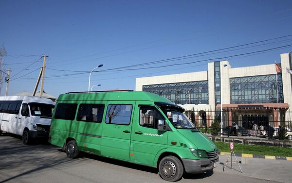 Ош шаарында дарыгерлерди ташууга 28 кичи автобус бөлүндү. - Sputnik Кыргызстан