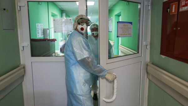 Врачи в инфекционном отделении областной больницы. Архивное фото - Sputnik Кыргызстан