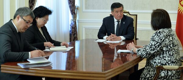 Встреча президента Сооронбая Жээнбекова и главы офиса Всемирного банка в Кыргызстане Болормой Амгаабазар - Sputnik Кыргызстан