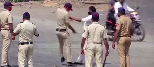 Палкой по пятой точке — как наказывают нарушителей карантина в Индии. Видео Палкой по пятой точке — как наказывают нарушителей карантина в Индии. Видео - Sputnik Кыргызстан