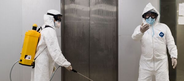 Сотрудники дезинфекционной бригады проводят обработку  - Sputnik Кыргызстан