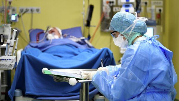 Врач заполняет данные пациента зараженного коронавирусом COVID-19 в больнице Сан-Раффаэле в Милане, Италия. 27 марта 2020 года - Sputnik Кыргызстан
