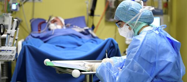 Врач заполняет данные пациента зараженного коронавирусом COVID-19 - Sputnik Кыргызстан