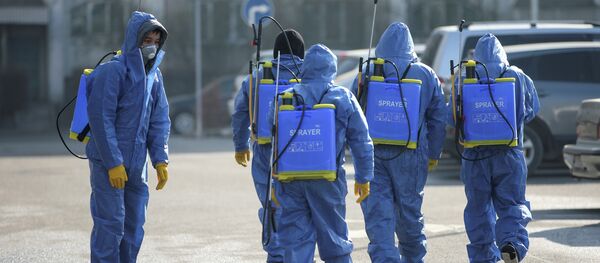 Көчөлөрдү дезинфекциялап жаткан кызмакерлер. Алмата, Казахстан - Sputnik Кыргызстан