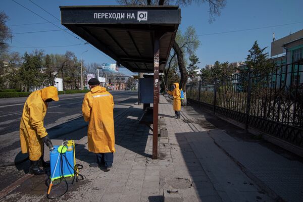 Атайын коргоочу кийим кийген кызматкерлер күн сайын көчөлөрдү, аялдамаларды жана таштанды челектерди дезинфекциялап жатат - Sputnik Кыргызстан
