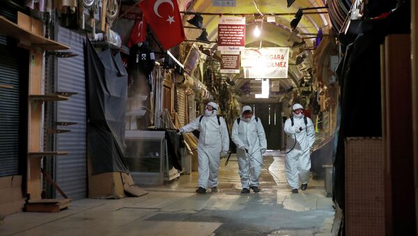 Рабочие в защитных костюмах распыляют дезинфицирующее средство на Гранд базаре, для предотвращения распространения коронавирусной болезни (COVID-19) в Стамбуле, Турция, 25 марта 2020 года - Sputnik Кыргызстан