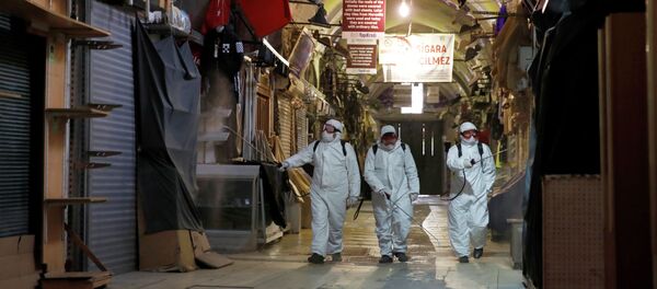 Стамбул шаарындагы базадры дезинфекциялап жаткан кызматкерлер - Sputnik Кыргызстан