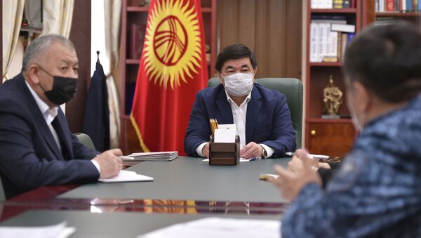 Премьер-министр Мухаммедкалый Абылгазиев во время совещания с комендантом Бишкека Алмазом Орозалиевым - Sputnik Кыргызстан
