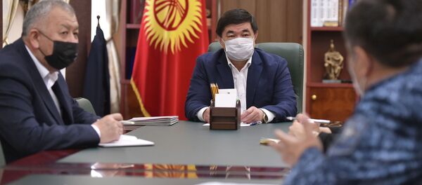 Премьер-министр Мухаммедкалый Абылгазиев шаар коменданты Алмаз Орозалиев менен жолугушуу учурунда - Sputnik Кыргызстан