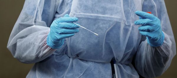 Коронавируска анализ алып жаткан медицина кызматкери Коронавируска анализ алып жаткан медицина кызматкери - Sputnik Кыргызстан