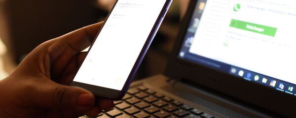 Девушка с телефоном в руке. Архивное фото - Sputnik Кыргызстан