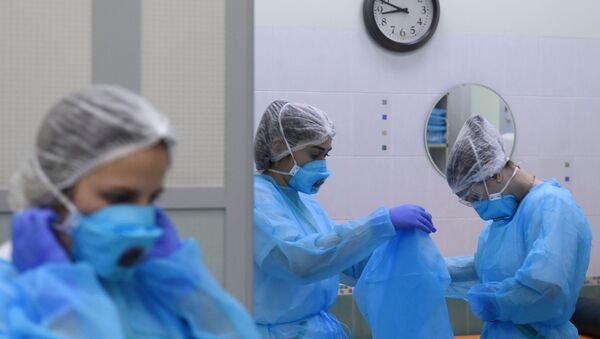 Медициналык лабораториянын кызматкери ишке даярданым жатат. Архив - Sputnik Кыргызстан