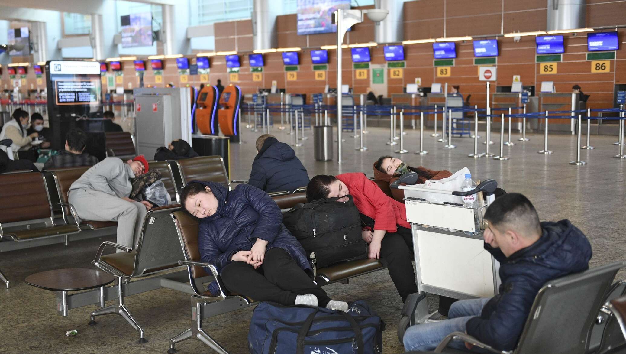Какая сейчас обстановка в аэропорту. Шереметьево зал ожидания. Аэропорт Узбекистан зал аждание. Мигранты в аэропорту. Ожидание в аэропорту.