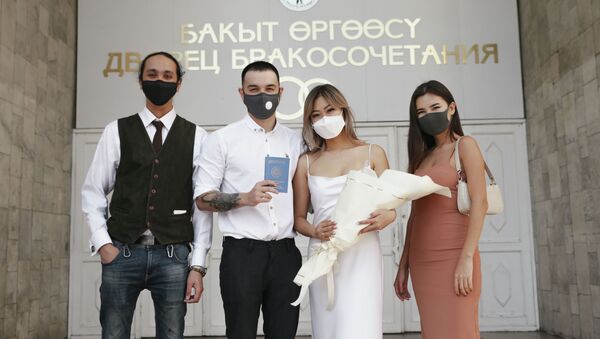 Первая онлайн свадьба в условиях ЧП в Бишкеке - Sputnik Кыргызстан