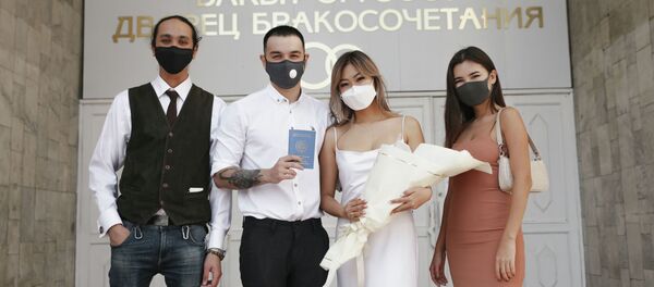 Первая онлайн свадьба в условиях ЧП в Бишкеке - Sputnik Кыргызстан
