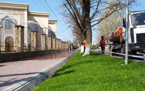 Сотрудники муниципального предприятия Тазалык ежедневно дезинфицируют порядка миллиона квадратных метров дорог и тротуаров, сегодня они приступили к мечетям, сообщила пресс-служба мэрии Бишкека - Sputnik Кыргызстан