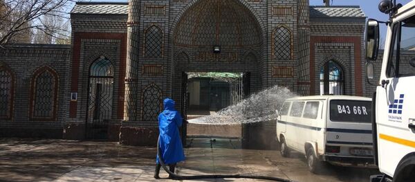 Сотрудник муниципального предприятия Тазалык дезинфицирует мечеть - Sputnik Кыргызстан