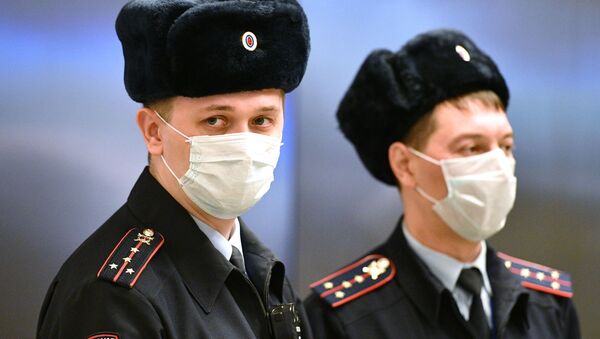 Полициянын кызматкерлери аэропортто жумуш учурунда. Архив - Sputnik Кыргызстан