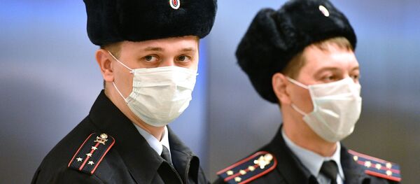 Сотрудники полиции в медицинских масках - Sputnik Кыргызстан