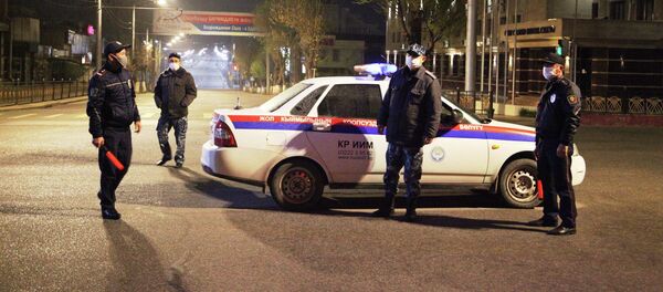 Патрулдук милициянын кызматкерлери Оштогу коменданттык саат учурунда. Архив Патрулдук милициянын кызматкерлери Оштогу коменданттык саат учурунда. Архив - Sputnik Кыргызстан