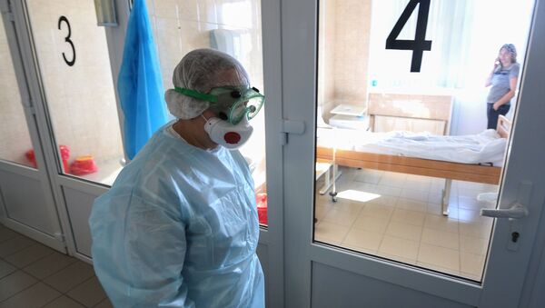 Врач в инфекционном отделении больницы. Архивное фото - Sputnik Кыргызстан