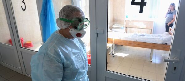 Врач в инфекционном отделении больницы - Sputnik Кыргызстан